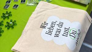 Jutebeutel mit dem Aufdruck: "Wir lieben was du tust. Du auch?", liegen auf einem Messetisch bei der Lehrstellenbörse 2026 in Bad Wimpfen