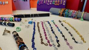 Von Schüler:innen der 8. Klassen selbst hergestellter Schmuck wird auf einem Tisch liegend präsentiert.