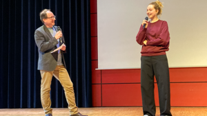 SRH SHS Lehrer Uwe Kiel und Schauspielerin Emilia Maier im Interview auf der Bühne.