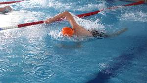 Schwimmende Person beim Para-Schwimmen-Landesfinale in Freistett.