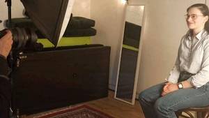 Zwei Schülerinnen beim Fotoshooting eines Bewerbungsfotos sowie an einem Messestand bei den Heidelberger Ausbilungs- und Studientagen.