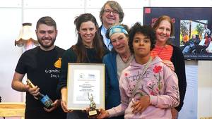 Gruppenfoto der stolzen Preisträger:innen bei der Preisverleihung des Goldenen Rollstuhls in Stuttgart