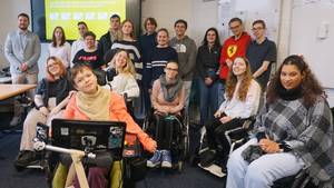 Gruppenbild der Schulklasse beim AOK-Kniggekurs im Rahmen des BOSS-Unterrichts (Berufsvorbereitung).