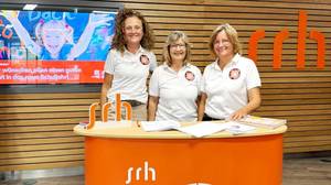 Das Internatsteam der SRH SHS begrüßt die Internatsschüler:innen und ihre Familien herzlich im Empfangsbereich.